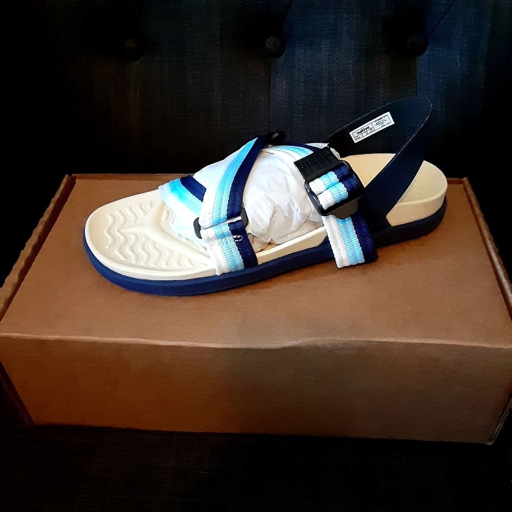 Native unisex sandal size 6 W8 blue new